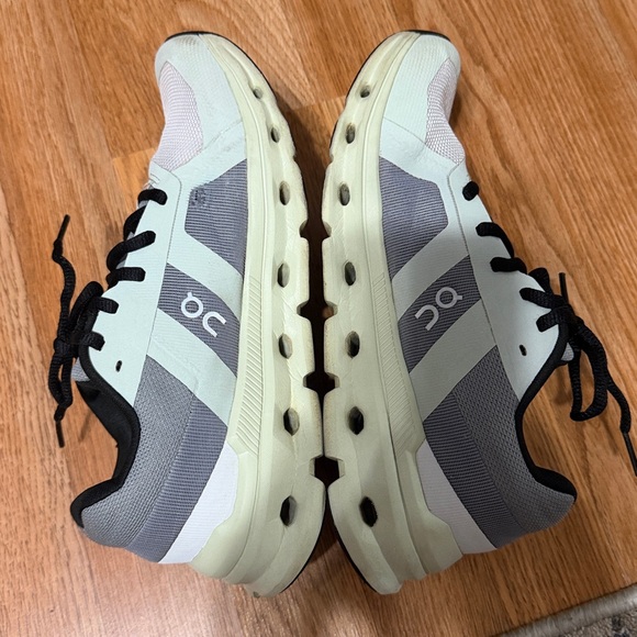 On Cloudrunner women's running shoes in the 'Frost/Aloe' colorwa size 7.5 - Picture 4 of 7